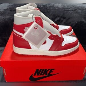 ***NEW*** Jordan 1 Retro High OG Varsity Red (Women's)
